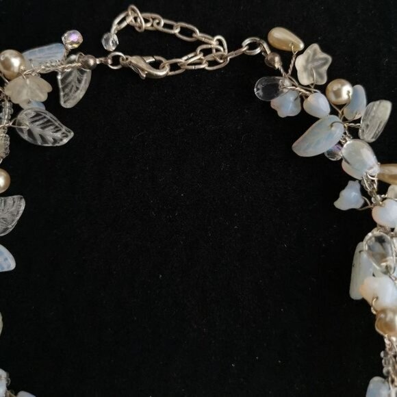 Vintage 90s Czech glass bead flower necklace in white - Picture 8 of 9